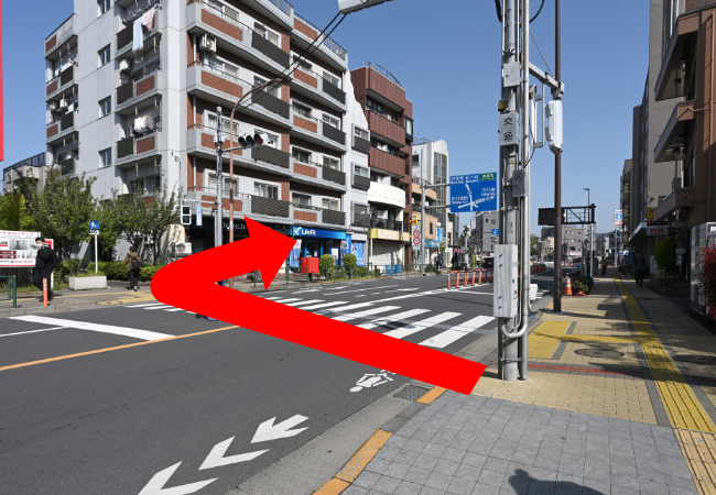 横断歩道を渡り、右折します。