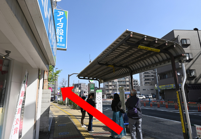 「江戸川区役所前」バス停で下車し、バス進行方向と同じ方向へ進みます。