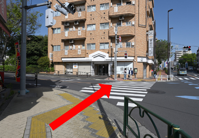 正面に当院の袖看板が見えてきます。